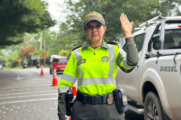 Mujer Policía en la vía en puesto de control a vehículos