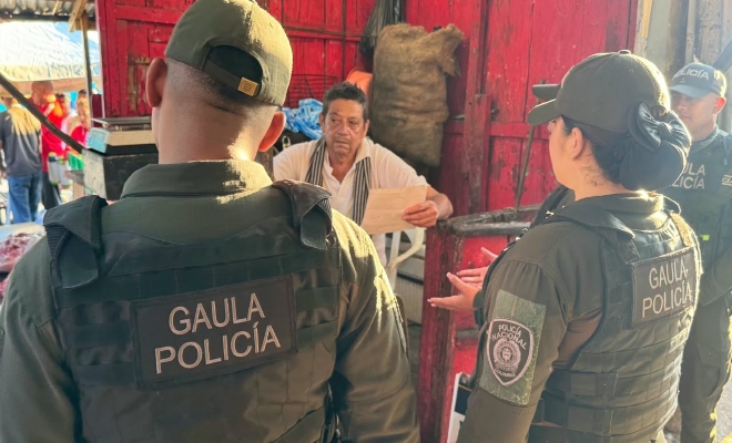 Policías en plaza de marcado