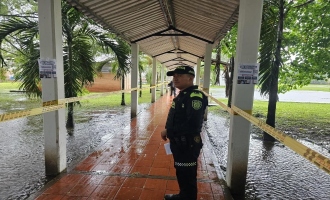 funcionario cumpliendo con amor y orgullo su deber y sus responsabilidades cuidando la seguridad de las demas personas