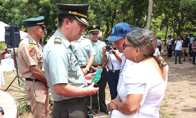 polic&iacute;a entregando estatuilla