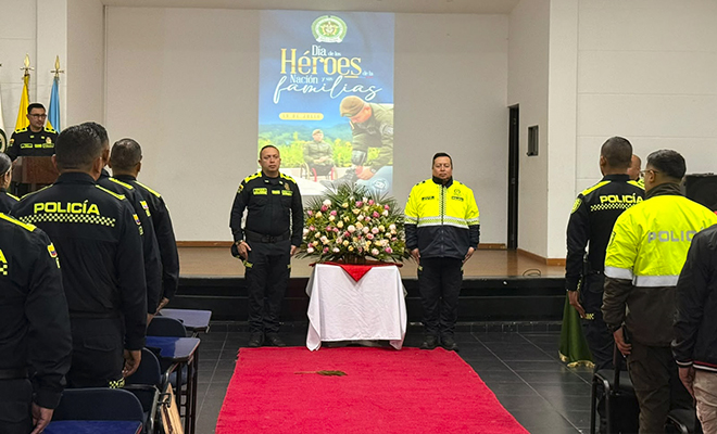 policias en ceremonia con ofrenda floral