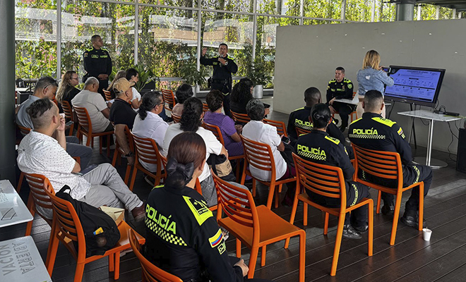 grupo de personas sentados prestando atención al expositor