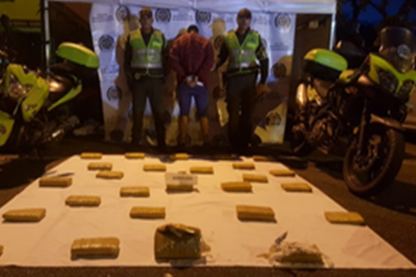 Este sujeto traía camuflado el alijo en una maleta personal para burlar a las autoridades