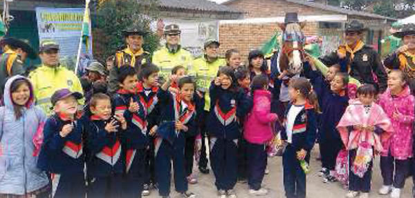 policia-colombia-caballoteca-burro-paseo-nuestras-historias