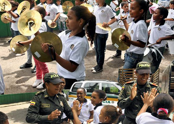 policia-colombia-celebra-dia-de-la-raza
