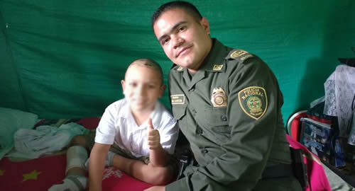  policia-cumple-sueno-nino-pereira-colombia-volar