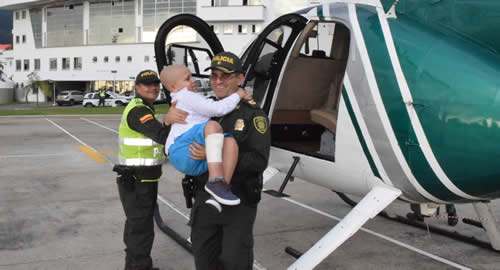 ¡Un regalo a la altura!  policia-cumple-sueno-nino-pereira-colombia
