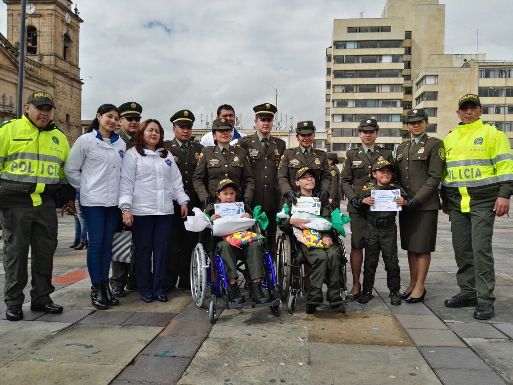  policia-cumple-suenos-a-niños