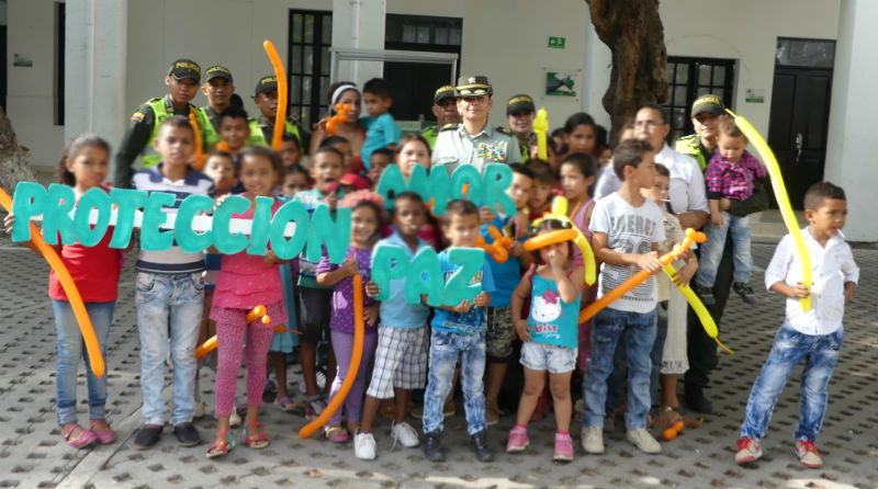 Niños de la cárcel Rodrigo de Bastidas abrazan la navidad   policia-entrega-regalos-ninos-carcel