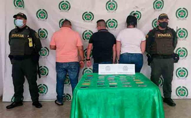 Cayeron dos hombres y una mujer dedicados al cambiazo de tarjetas a usuarios en cajeros electrónicos en Barrancabermeja. policia-magdalena-medio-capturados-cambiaso