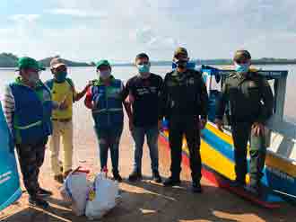 Juntos, entregamos canoa a un humilde pescador artesanal en Barrancabermeja  policia-magdalena-medio-entrega-canoa