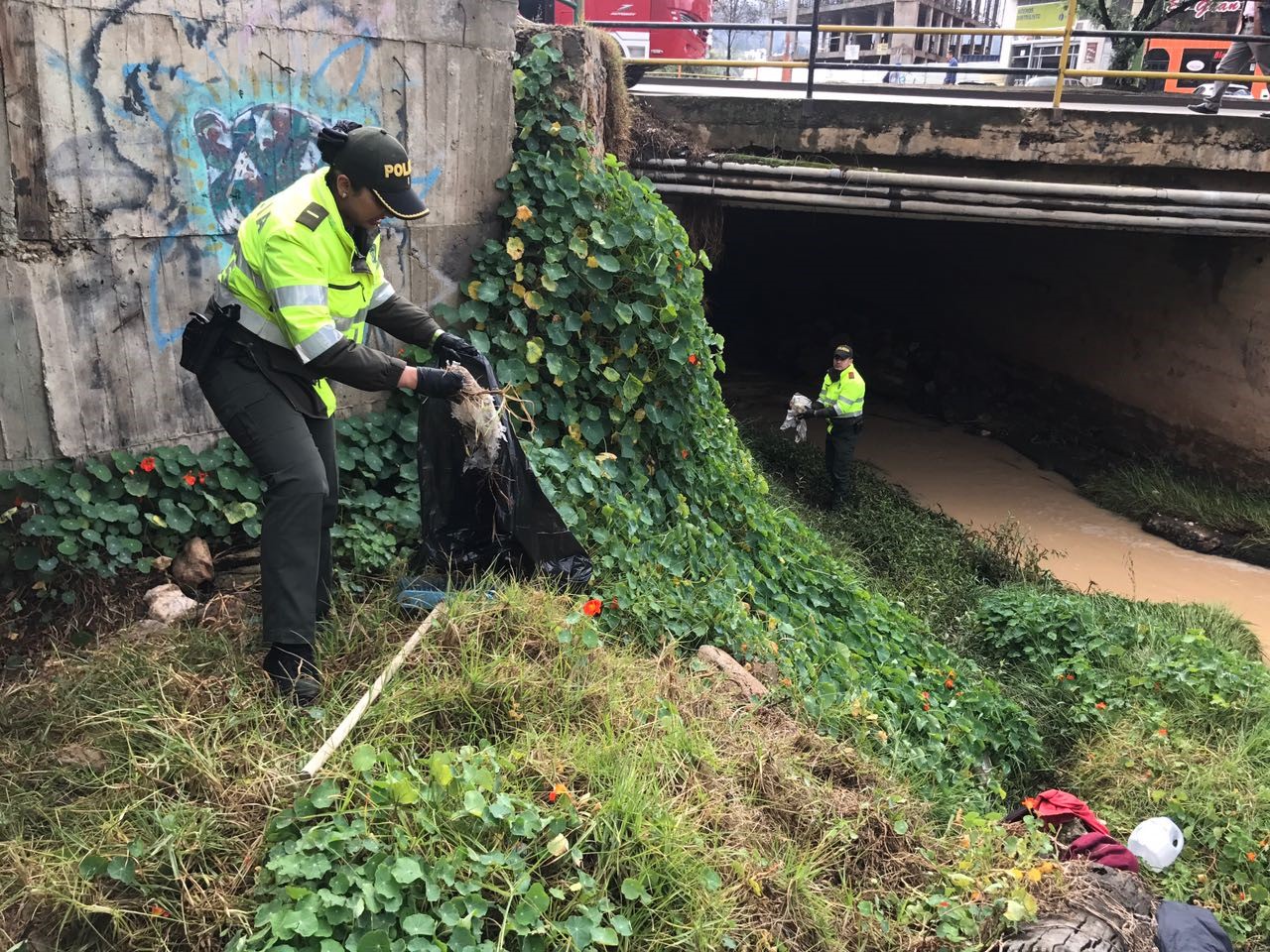 policia-realiza-labores-de-ornato policia-realiza-labores-de-ornato-tunja