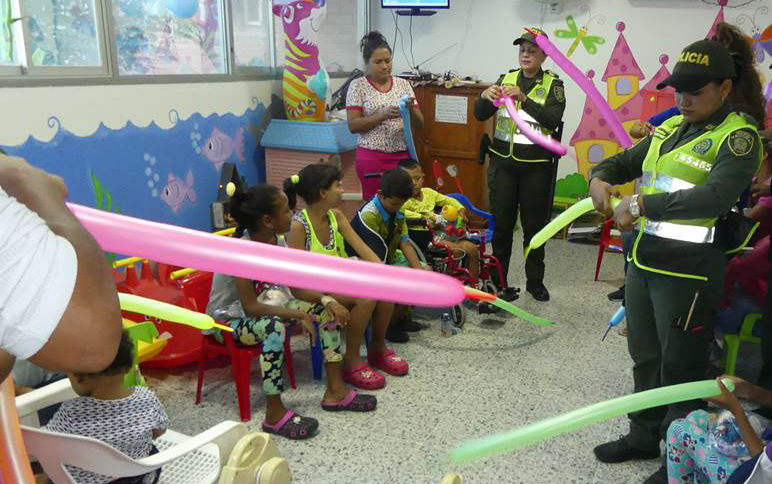 Policías con noble corazón llevaron regalos a niños hospitalizados policia-regalos-ninos-hospital-santa-marta