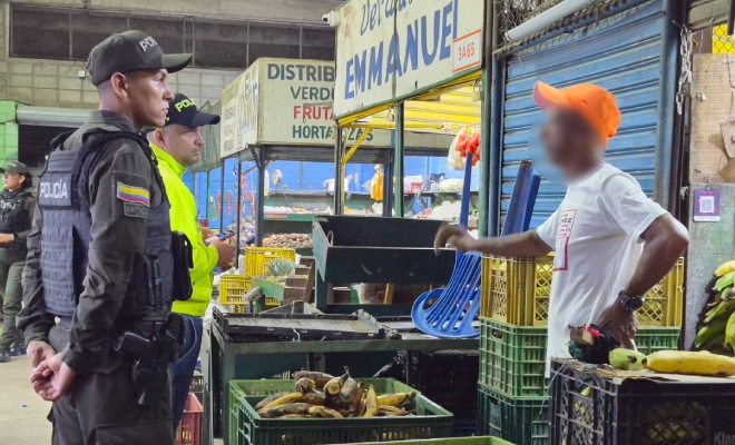 Dos polic&iacute;as brindan recomendaci&oacute;n a comerciante.