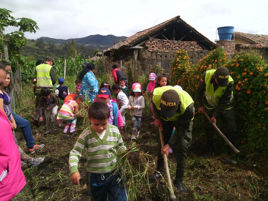 Policía trabaja por el campo en Boyacá Policía trabaja por el campo en Boyacá
