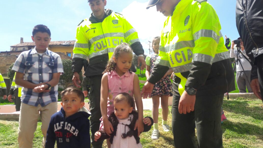 Policía- Tunja recupera parque-comunidad ornato y embellecimiento en parques Policía metropolitana de Tunja