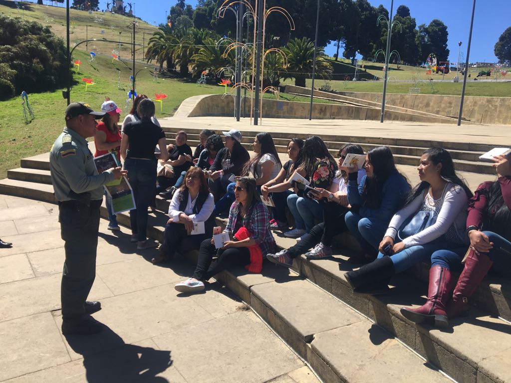 policia-turismo-acompana-visitantes-puente-boyaca policia-turismo-acompana-visitantes