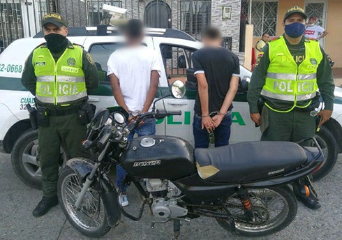 En video quedó la persecución y captura de estas personas quienes en moto habían hurtado una mujer