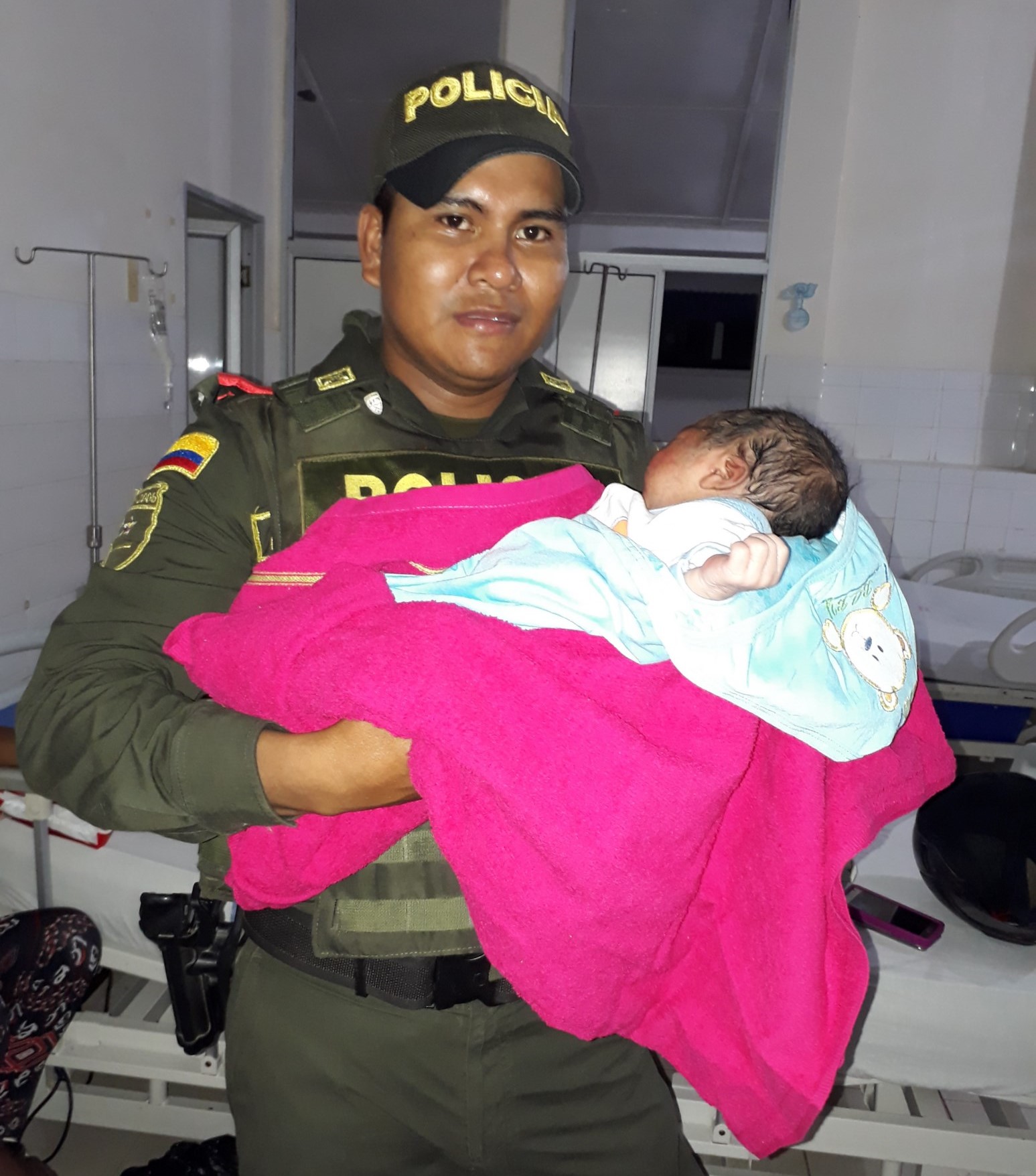 Patrullero de la Policía Nacional atiende parto de mujer indígena en el Amazonas