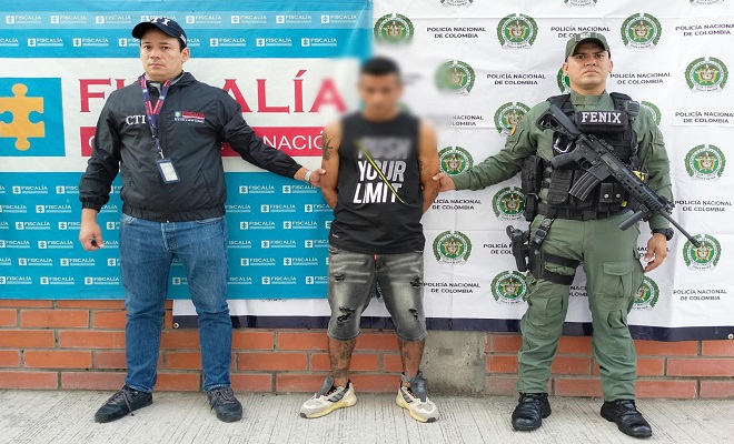 Persona capturada-policías custodiando