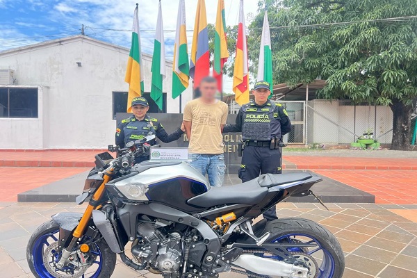 Dos Polic&iacute;as custodian a un capturado y motocicleta recuperada