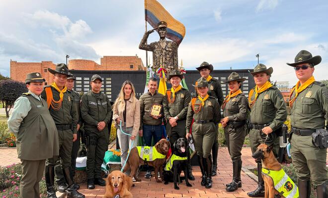 once polic&iacute;as gu&iacute;as caninos, 02 personas civiles quienes adoptaron a la canina Dalila