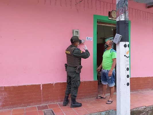  policia_en_el_carmen_de_nazaret_realiza_entrega_de_stickers_sobre_el_uso_obligatorio_del_tapabocas