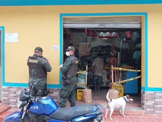  policia_en_el_carmen_de_nazaret_realiza_entrega_de_stickers_sobre_el_uso_obligatorio_del_tapabocas