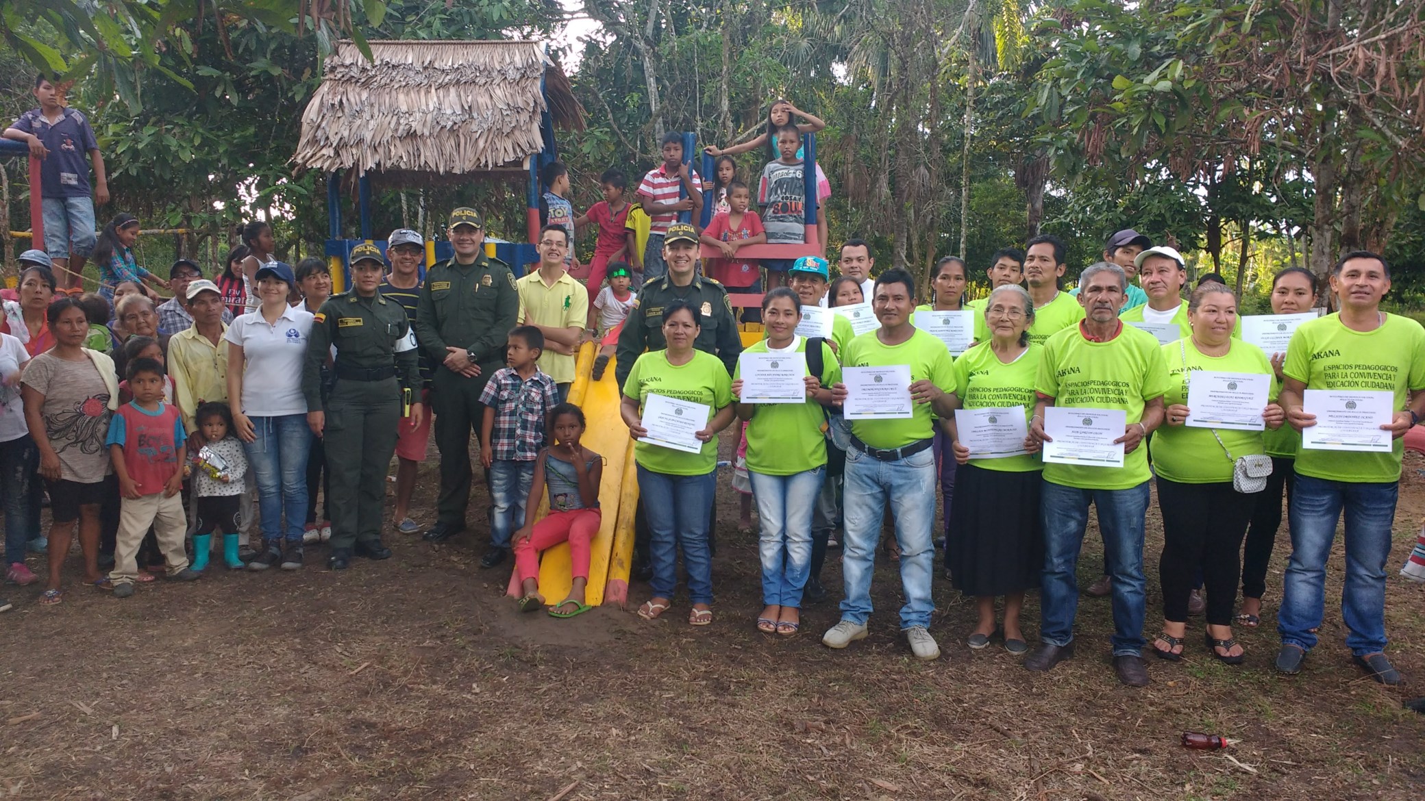 policía-comunidad-construyeron-un-parque-infantil   