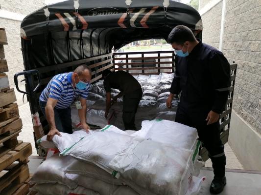 policia_entrega_ayudas_humanitarias_en_banco_arena_1