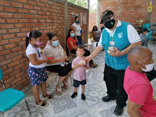 policia_entrega_ayudas_humanitarias_en_banco_arena_1