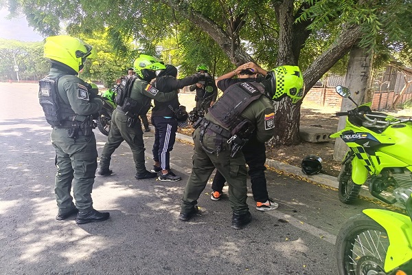 Uniformados registran a ciudadanos durante un control policial