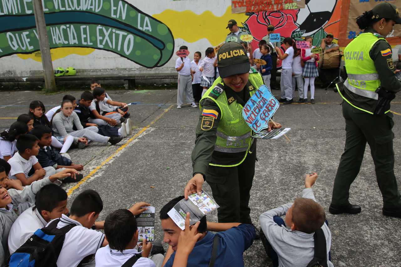 Con seguridad les damos la bienvenida a estudiantes en Manizales  Policía Metropolitana de Manizales “entornos educativos en convivencia y en paz”