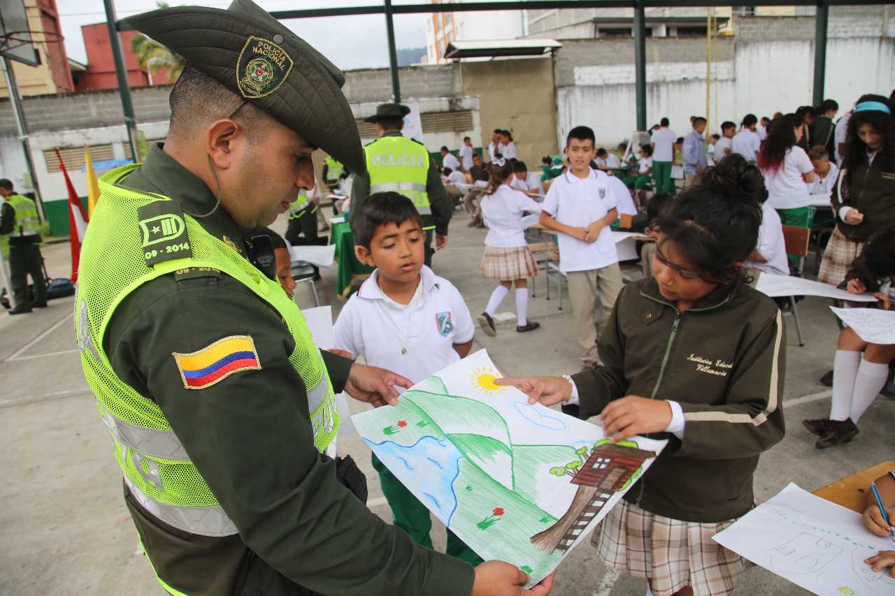 Con seguridad les damos la bienvenida a estudiantes en Manizales  Policía Metropolitana de Manizales “entornos educativos en convivencia y en paz”