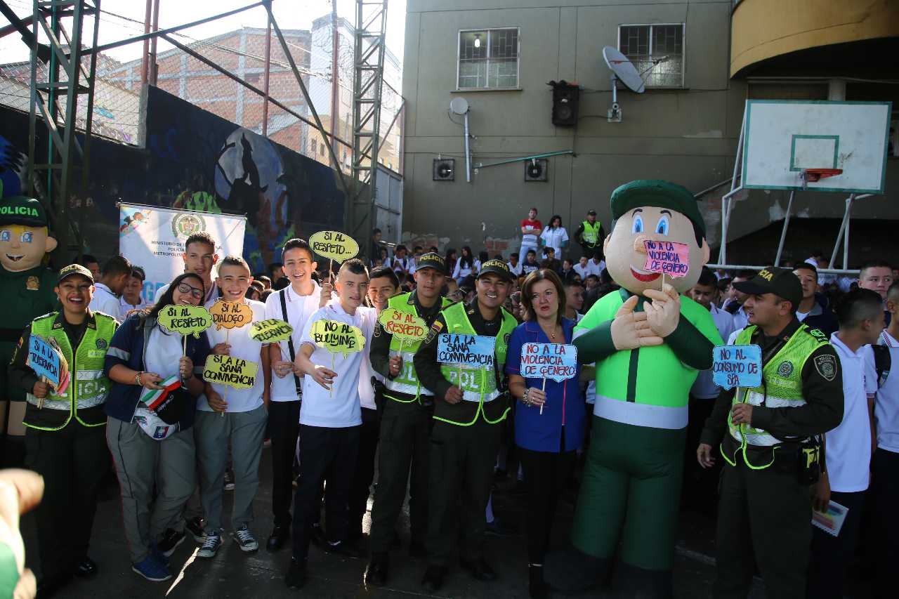 Con seguridad les damos la bienvenida a estudiantes en Manizales  Policía Metropolitana de Manizales “entornos educativos en convivencia y en paz”