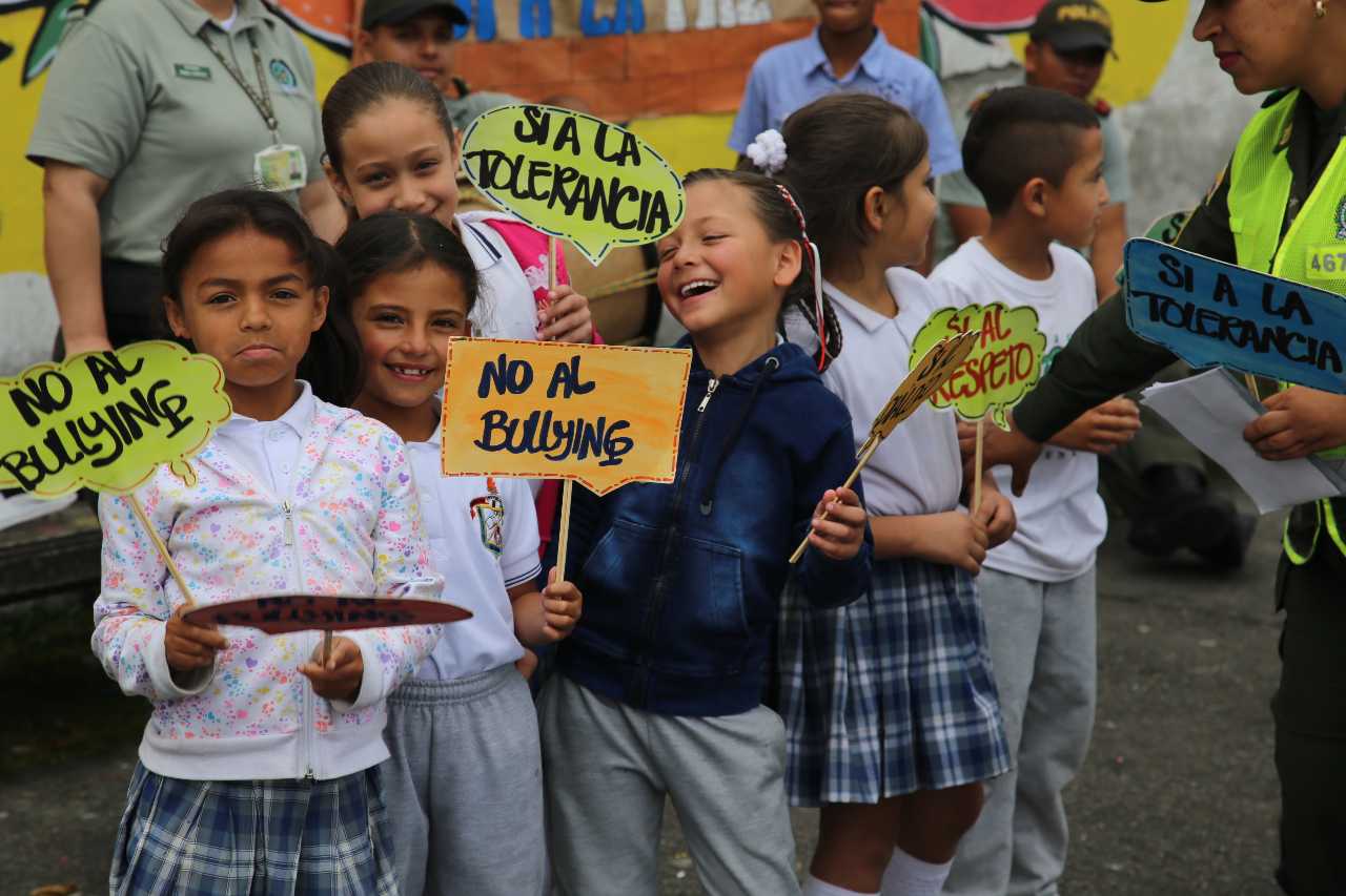 Con seguridad les damos la bienvenida a estudiantes en Manizales  Policía Metropolitana de Manizales “entornos educativos en convivencia y en paz”