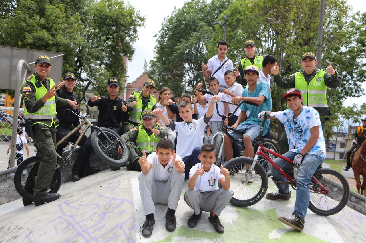 Con seguridad les damos la bienvenida a estudiantes en Manizales  Policía Metropolitana de Manizales- Parques seguros