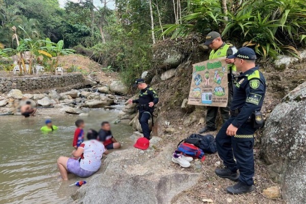 Tres Policías en campaña educativa con la ciudadanía 