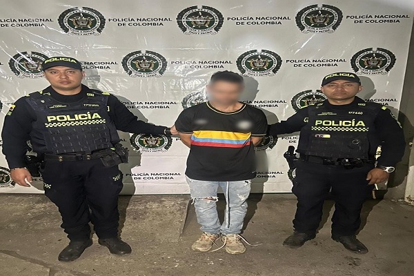 Dos Polic&iacute;as custodian a un capturado