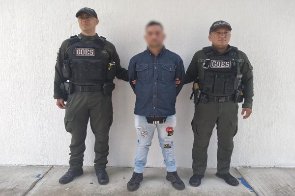 Dos Policías del Grupo de GOES con un capturado por orden judicial
