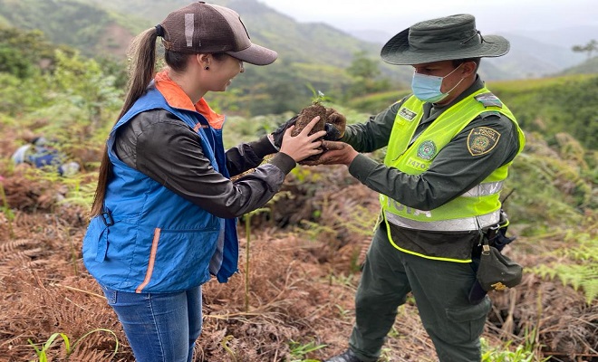 Policía Nacional en el Chocó, contribuyo a la gran Sembraton Nacional  Policía y civil en la Sembraton