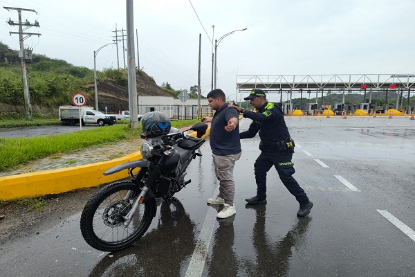 Un Policía, un ciudadano con su motocicleta