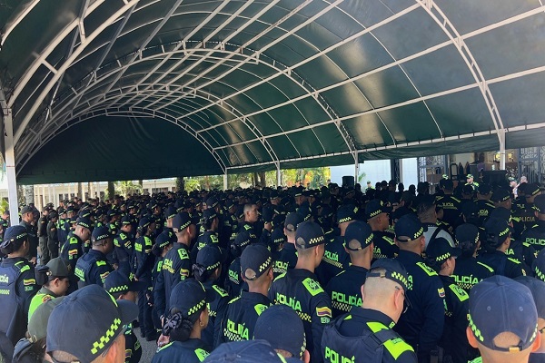 Grupo de policías en formación durante preparación para garantizar el acompañamiento en la jornada electoral.