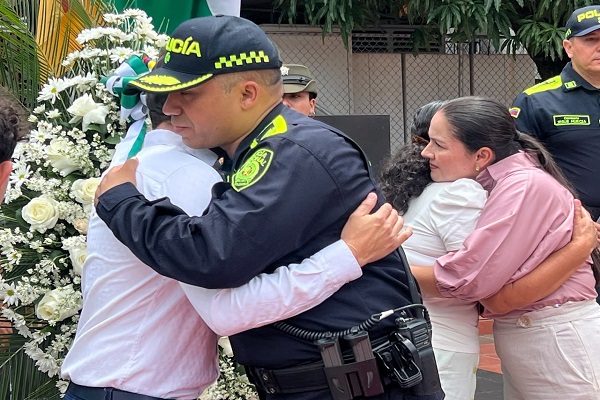 Abrazo de solidaridad y acompañamiento a los familiares 