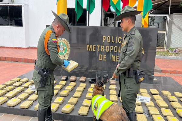 Dos Policía y un canino especializado en detección de sustancias narcótica 