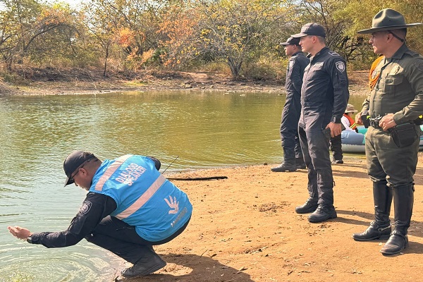 Cuatro funcionarios realizan labores de protección ambiental en el Humedal