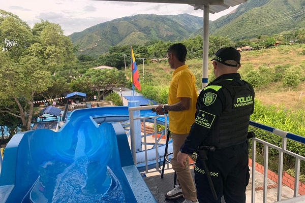 Un policía interactúa con un ciudadano durante una actividad de acompañamiento y orientación comunitaria