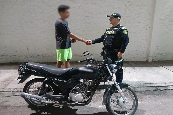 Polic&iacute;a entregado motocicleta recuperada a ciudadano 