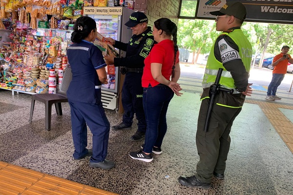 Dos Policías compartiendo información turística a dos ciudadanas