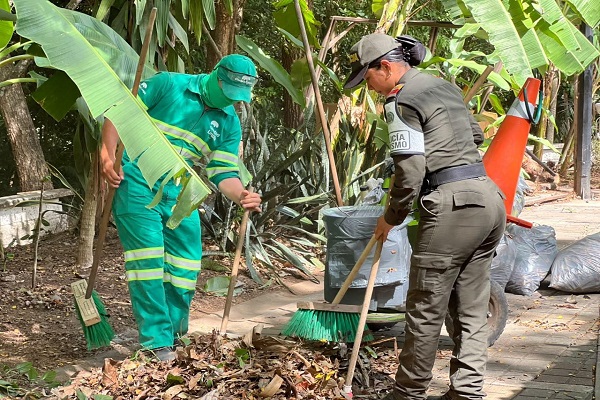 Policía y funcionario de Ciudad Limpia realizan labores de aseo